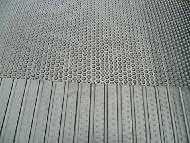 High-Quality 12mm Bubbletop Rubber Stable Mat 6ft x 4ft - Non-Slip Comfort